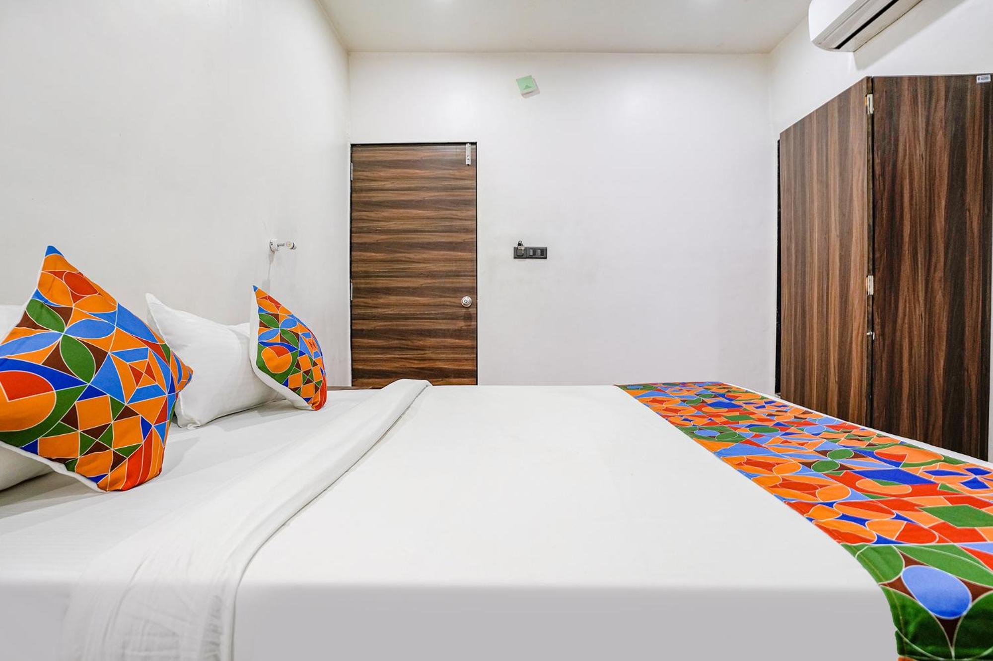 Fabhotel Lotus I Surat Bagian luar foto