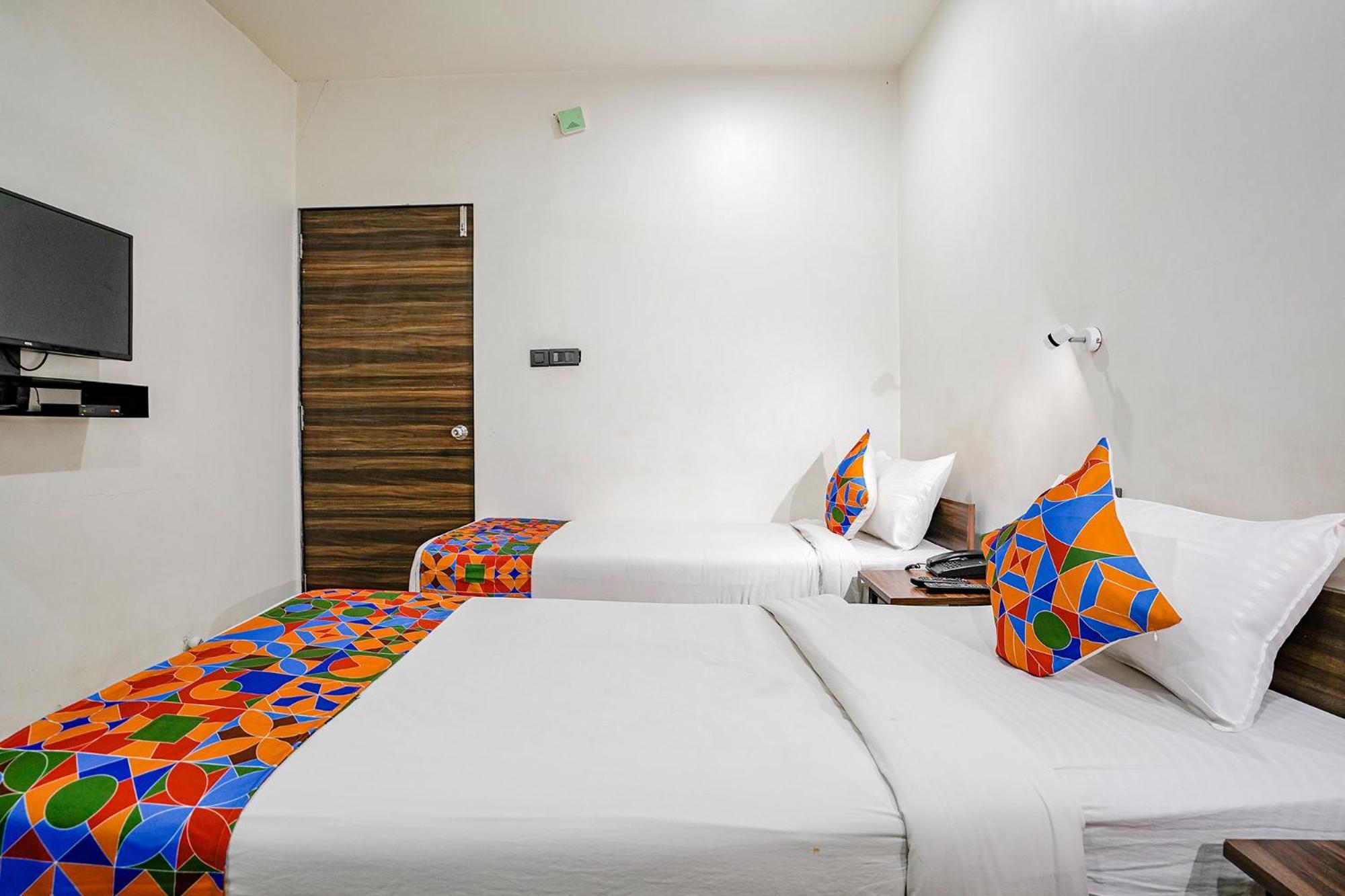 Fabhotel Lotus I Surat Bagian luar foto
