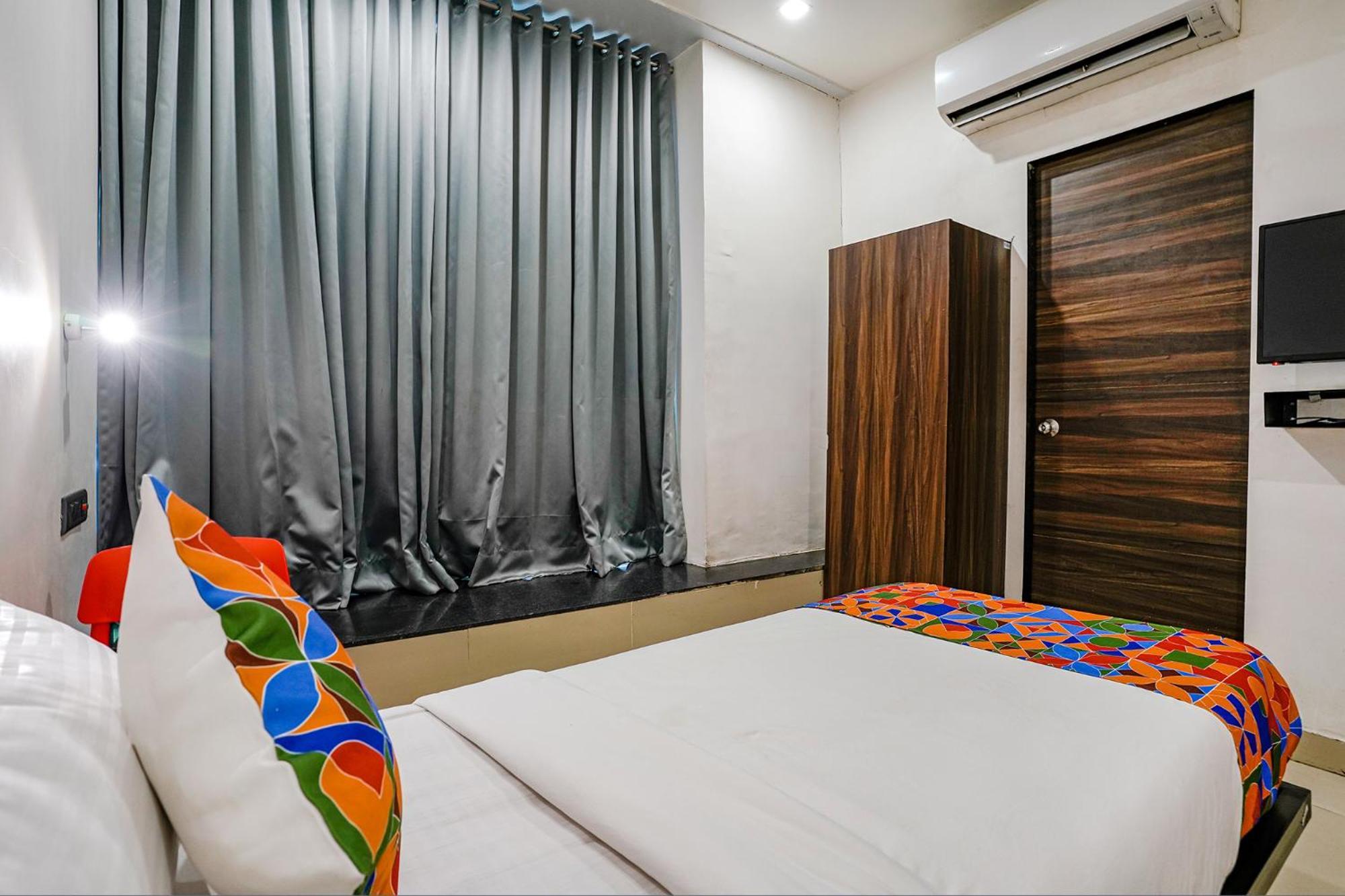 Fabhotel Lotus I Surat Bagian luar foto