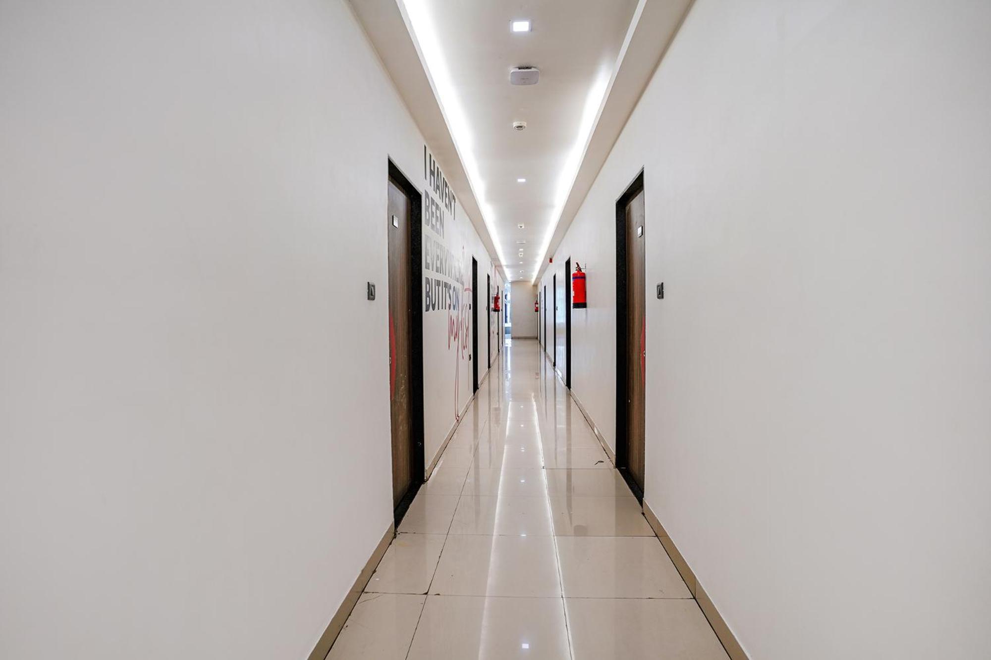 Fabhotel Lotus I Surat Bagian luar foto