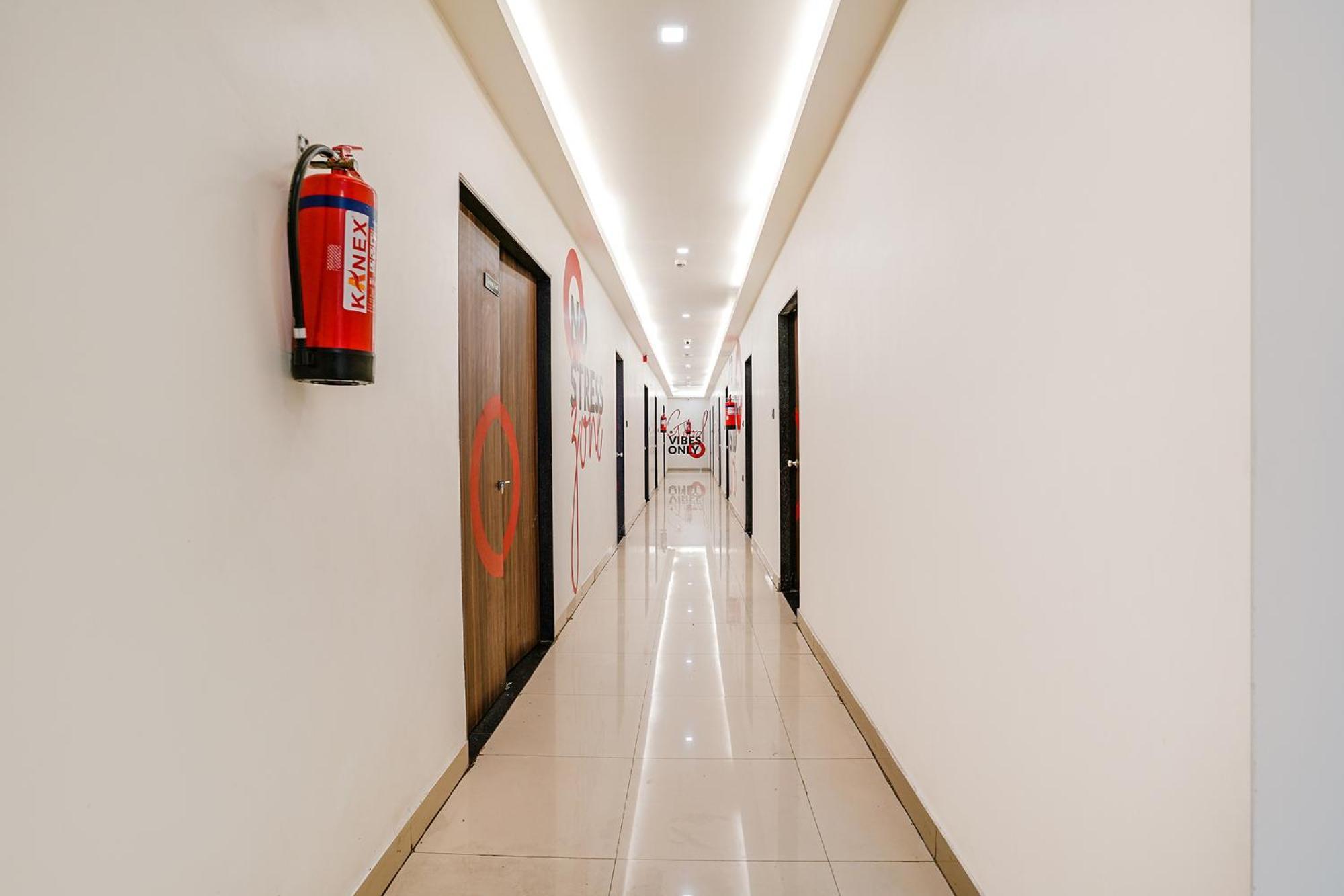 Fabhotel Lotus I Surat Bagian luar foto