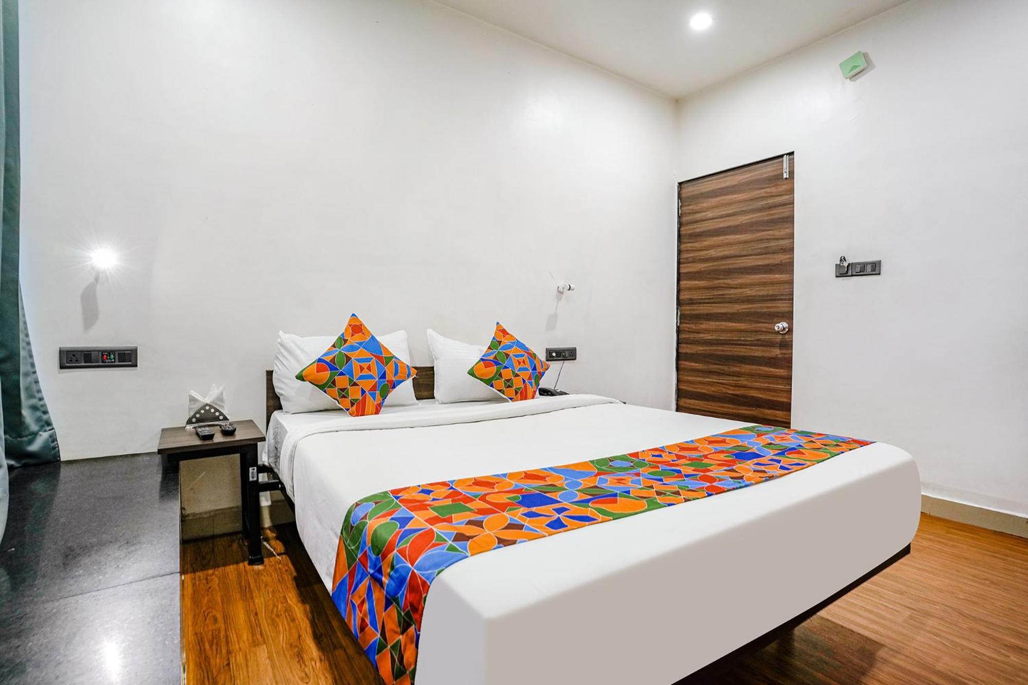 Fabhotel Lotus I Surat Bagian luar foto