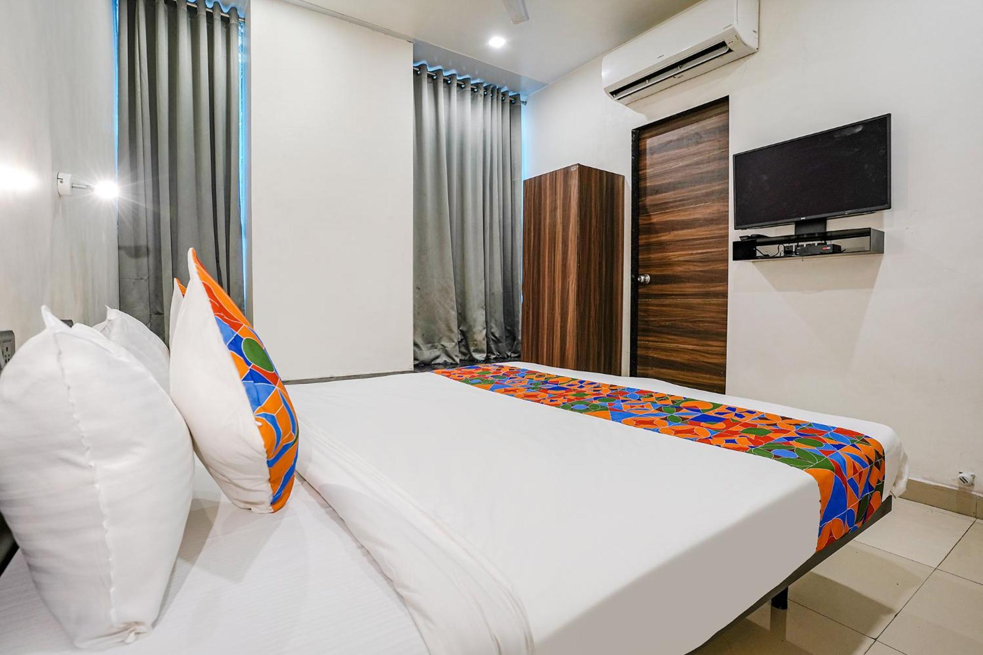 Fabhotel Lotus I Surat Bagian luar foto