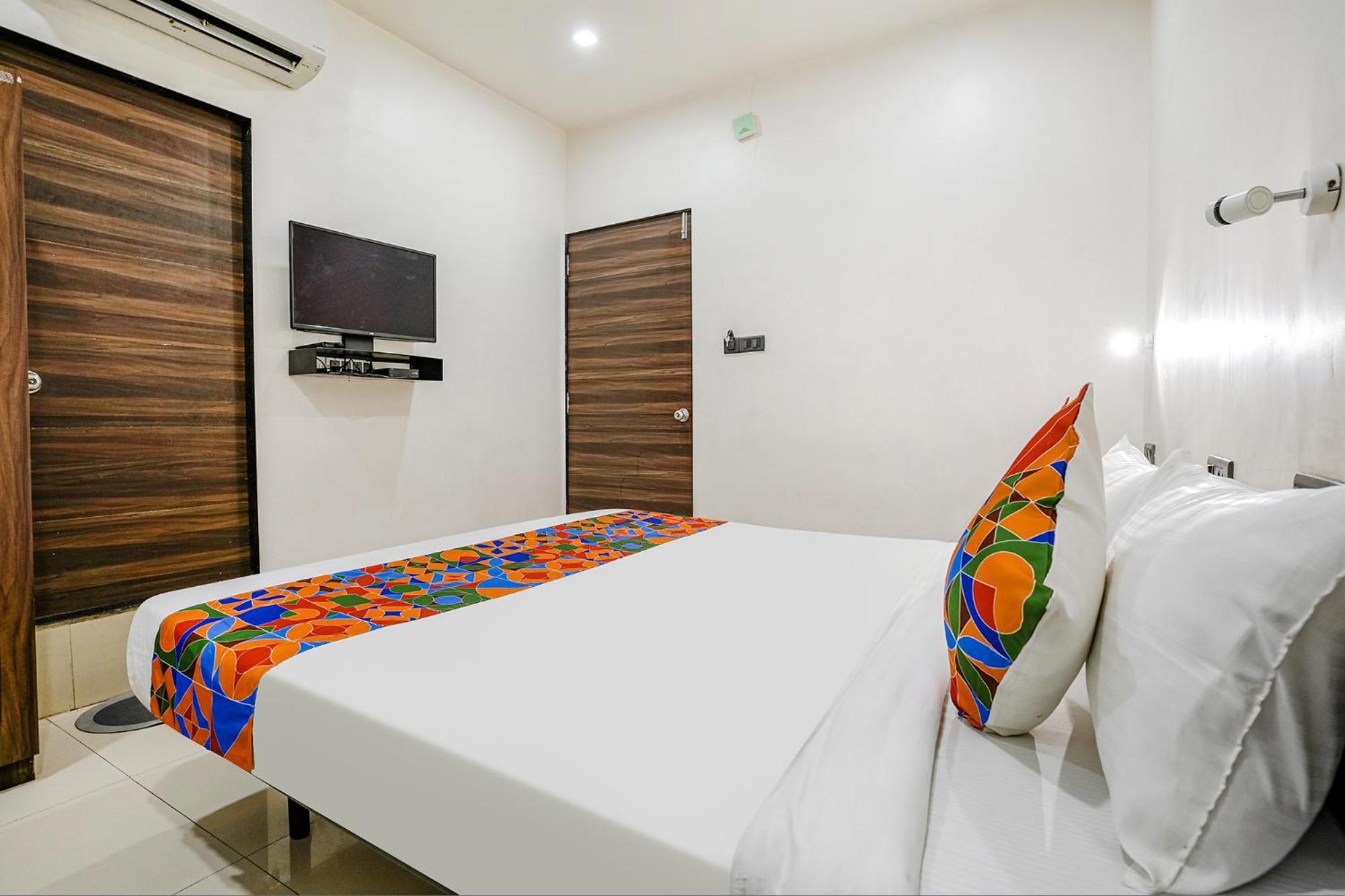 Fabhotel Lotus I Surat Bagian luar foto