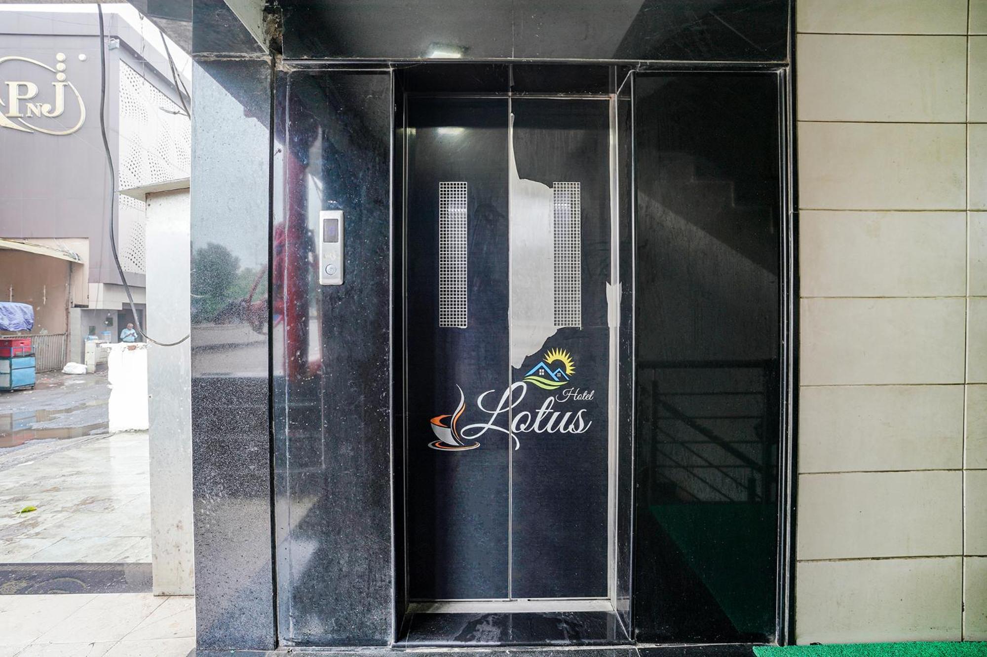 Fabhotel Lotus I Surat Bagian luar foto